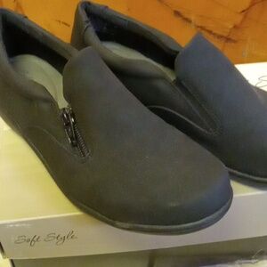 Soft Style  Black size  7 1/2 wide